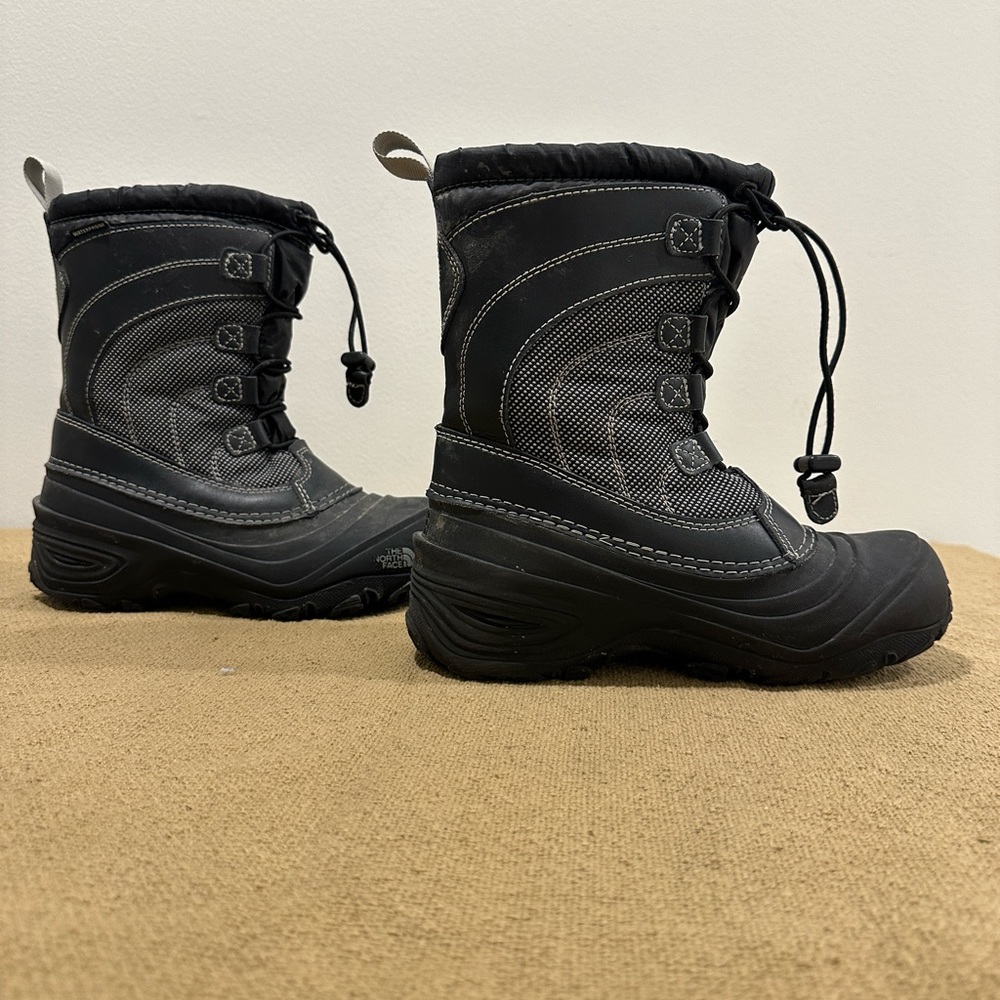 The North Face snow boots boys size 3